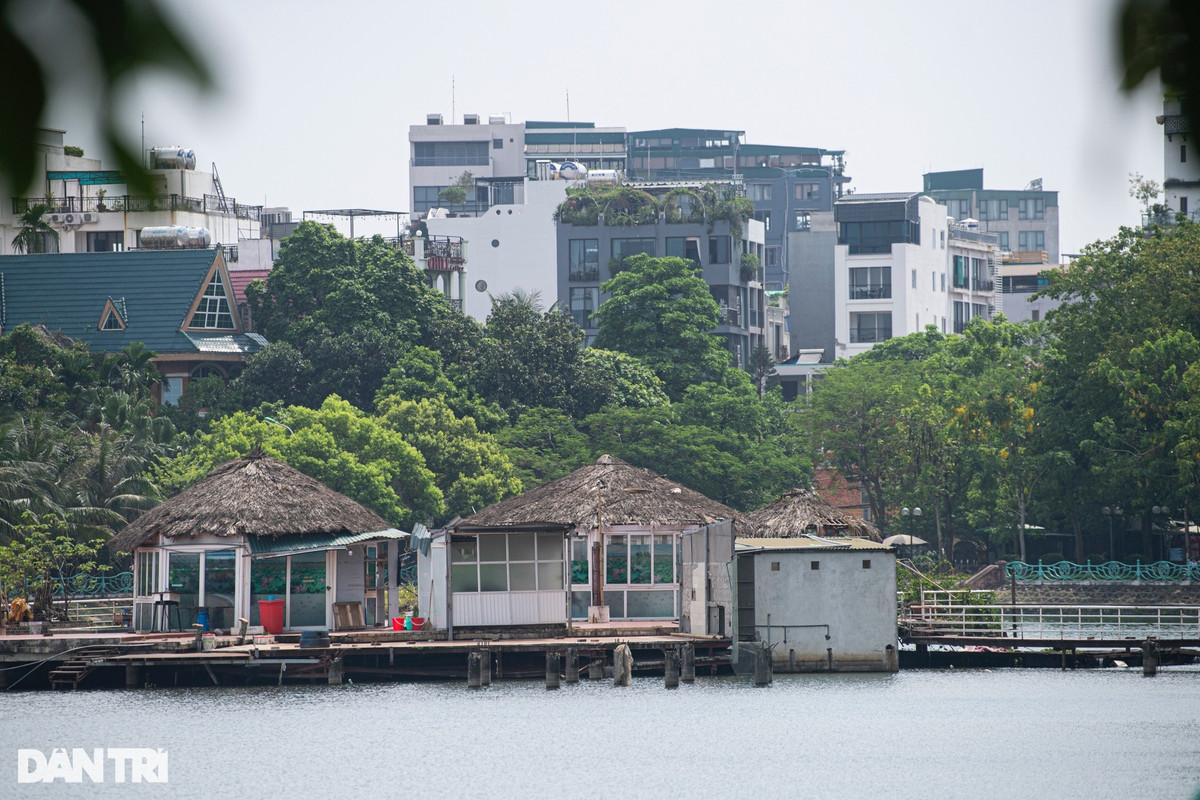 Sau nhiều năm bỏ hoang, công trình trên hồ Thủy Sứ xuống cấp nghiêm trọng, gây mất mỹ quan đô thị.