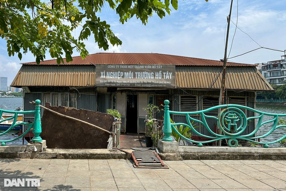 Một nhà nổi thuộc Xí nghiệp môi trường hồ Tây nằm ở phố Tô Ngọc Vân, phường Quảng An, quận Tây Hồ.