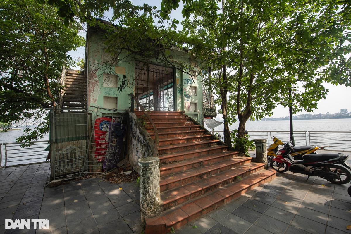 Trên đường Nguyễn Đình Thi (quận Tây Hồ) vẫn còn lưu giữ lại công trình Nhà ga thủy phi cơ. Công trình này quá khứ từng được coi là biểu tượng của "giới thượng lưu" nhưng giờ chỉ còn lại một tàn tích bị bỏ hoang, xuống cấp nghiêm trọng.