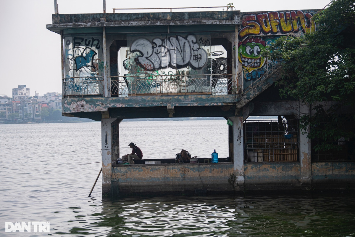 Nhà ga thủy phi cơ dựng trên mặt hồ Tây, rộng khoảng 30m2, quanh được ốp kính nhưng hư hỏng từ lâu. Hiện một số người dân tận dụng nhà ga này làm nơi câu cá và điểm gửi xe của hàng quán bên cạnh.