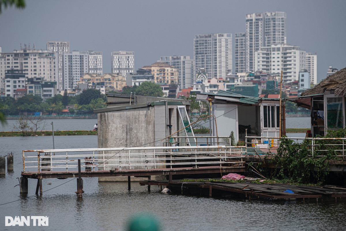 Hồ Tây là hồ nước ngọt lớn nhất nội thành Hà Nội, có diện tích hơn 500ha, chu vi khoảng 15km. Vào thời gian cao điểm, có 14 doanh nghiệp tham gia quản lý, khai thác bến thủy nội địa, sử dụng tới 147 phương tiện thủy nội địa để kinh doanh dịch vụ, du lịch, vui chơi giải trí... trên mặt hồ Tây. Đầu năm 2017, Hà Nội chỉ đạo chấm dứt toàn bộ hoạt động của các doanh nghiệp kinh doanh trong phạm vi quản lý hồ Tây. Đến nay, chỉ còn một tàu vi phạm chưa được di dời khỏi hồ Tây.