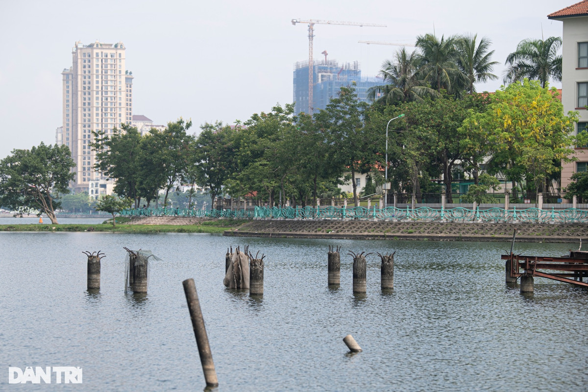 Những chiếc cọc bê tông lộ thiên gây phản cảm vẫn tồn tại nhiều năm qua tại một góc hồ Tây.