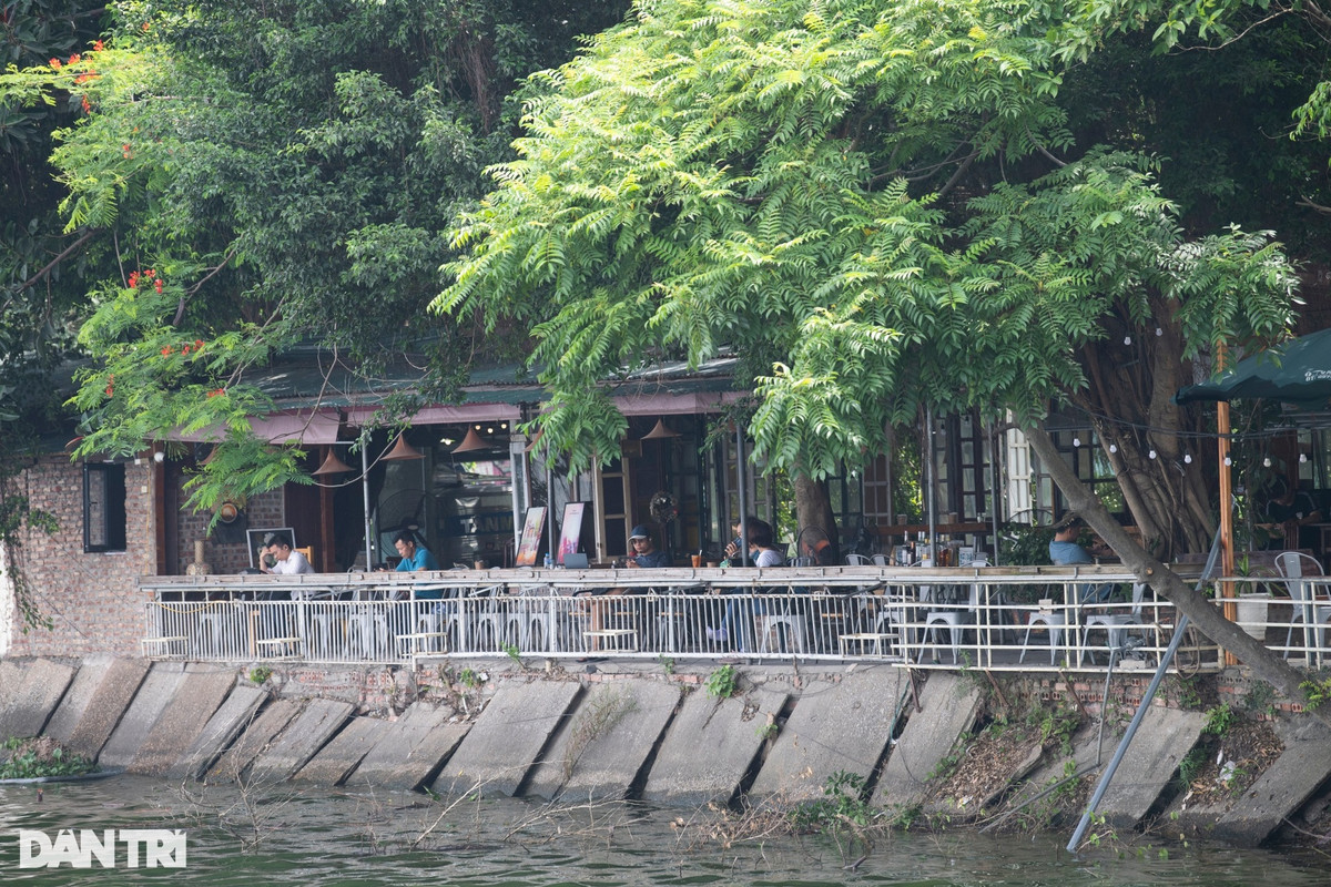 Quán cà phê trên phố Quảng Khánh (phường Quảng An, quận Tây Hồ) là công trình dựng tạm, tầm nhìn ra thẳng hồ Tây.