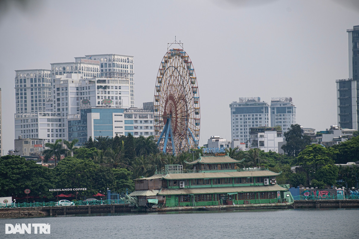 Hồ Tây là một thắng cảnh nổi tiếng của Hà Nội, đồng thời là lá phổi xanh khổng lồ của thành phố. Vì vậy, việc để tồn tại thuyền cũ nát, hoang tàn không chỉ ảnh hưởng đến quang cảnh mà còn gây ô nhiễm môi trường và tiềm ẩn rất nhiều nguy cơ về an ninh trật tự.