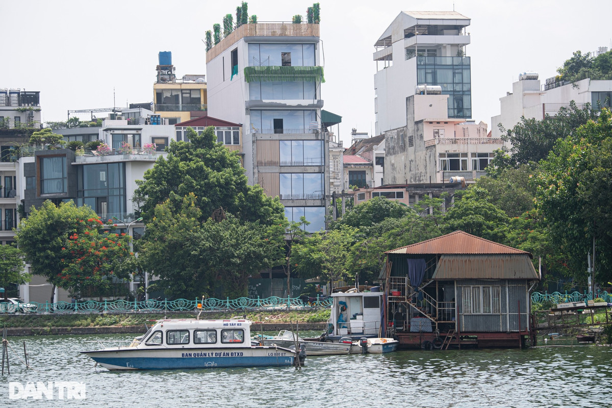 Công trình trở thành điểm nhấn xấu xí cho không gian mặt nước hồ Tây do xuống cấp, hoen gỉ nghiêm trọng.
