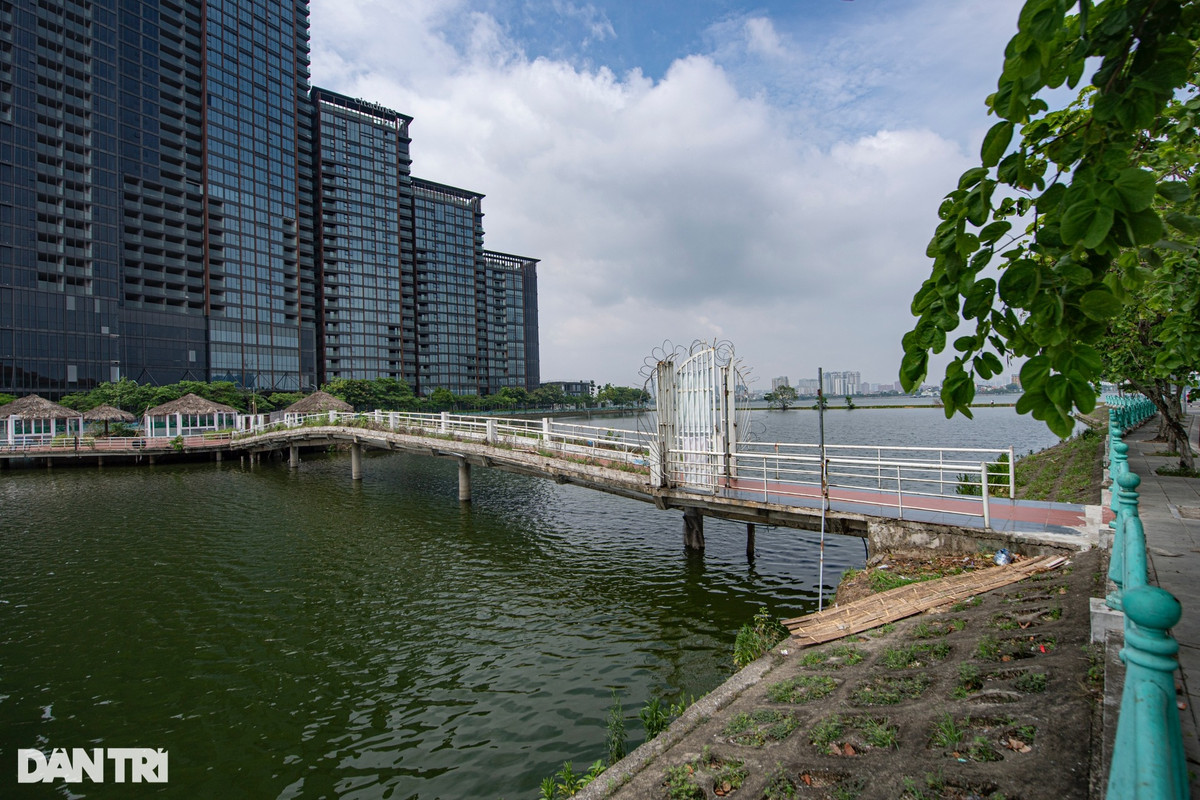 Công trình xây dựng bê tông cốt thép nằm giữa hồ Thủy Sứ (sát hồ Tây) bỏ hoang nhiều năm. Trước đây, công trình này là một nhà hàng.