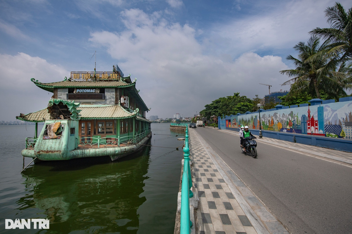 Hiện trên hồ Tây vẫn còn một thuyền bị bỏ hoang của Công ty cổ phần Sông Potomac (phường Yên Phụ, quận Tây Hồ).