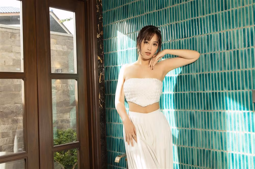 Cô chọn những bộ váy áo hiện đại, có đường cắt xẻ tinh tế, hoạ tiết rực rỡ hay áo choàng xuyên thấu đầy gợi cảm mà ý nhị.