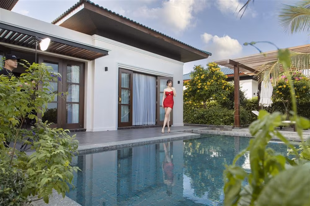 Do vậy, dịp cuối năm tranh thủ những ngày rảnh rỗi, nàng hậu đình đám showbiz muốn cùng ekip thực hiện một bộ ảnh với biển, không khí trong lành và cây cối tươi xanh như nạp thêm nguồn năng lượng, bồi dưỡng tinh thần để có thể bước sang một năm 2023 đầy rực rỡ và may mắn đang chờ đón.