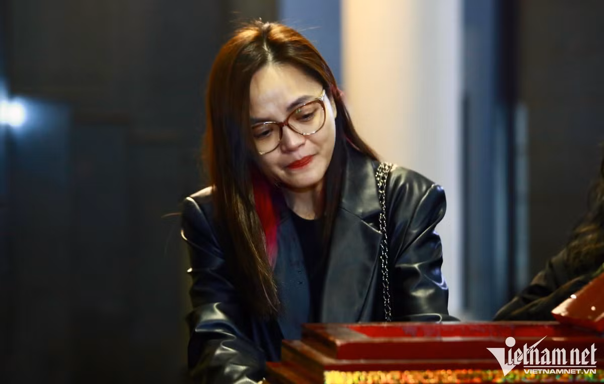 Diễn viên Thu Quỳnh khóc nấc bên linh cữu người thầy của mình.
