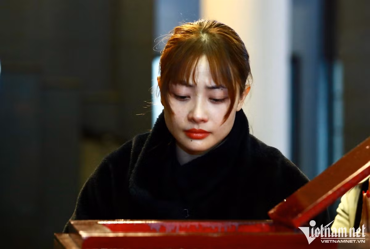 Các nghệ sĩ đến từ Nhà hát Kịch Việt Nam và Nhà hát Kịch Hà Nội: Trịnh Mai Nguyên, Mạnh Hưng, Huyền Thạch, Tít Liên.... viếng NSND Doãn Hoàng Giang. Lễ truy điệu và đưa tang NSND Doãn Hoàng Giang được tổ chức vào 16h30 chiều 18/1, sau đó linh cữu được an táng tại quê nhà ở Ninh Bình.