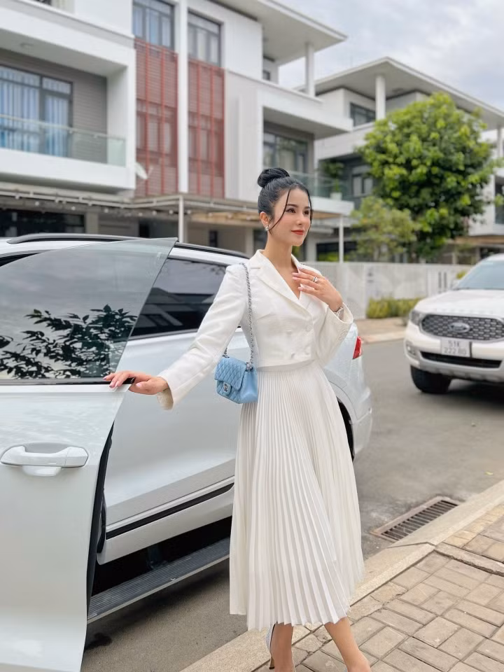 Diep Lam Anh duoc me tang nha de nuoi con sau ly hon