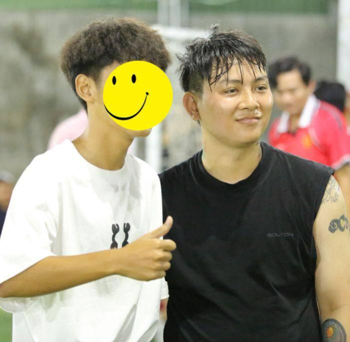 Hoài Lâm vui vẻ chụp ảnh với người hâm mộ. Thời gian gần đây, giọng ca Hoa Nở Không Màu thu hút sự chú ý khi dần quay trở lại sân khấu sau khoảng thời gian dài ở ẩn vì liên tục dính vào ồn ào. Anh nỗ lực comeback với những buổi biểu diễn, hay chăm chỉ đăng video lên kênh YouTube của mình. Nam ca sĩ được đánh giá là điển trai hơn nhiều, so với ngoại hình "phát tướng" trước kia. 