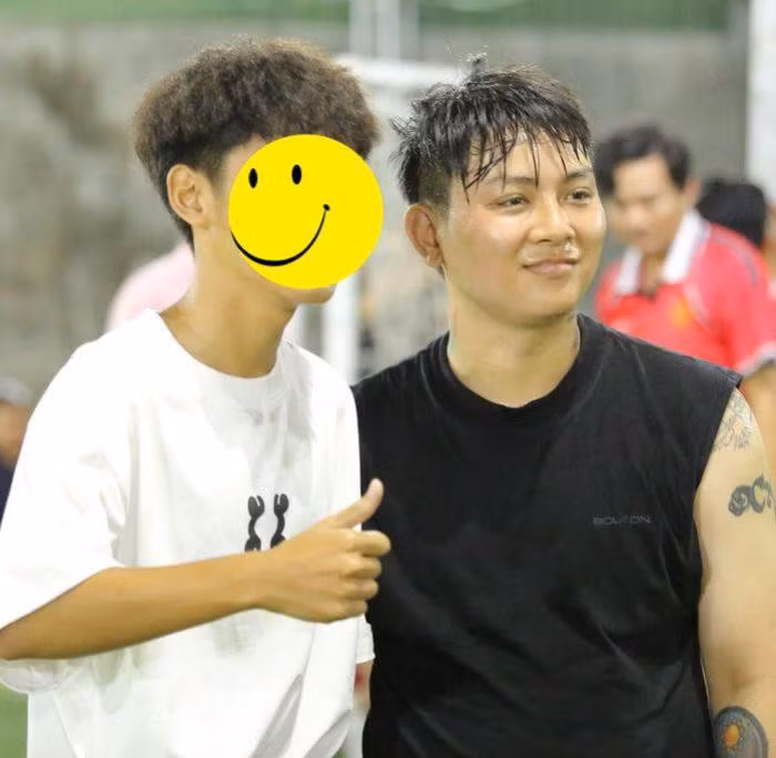 Hoài Lâm vui vẻ chụp ảnh với người hâm mộ. Thời gian gần đây, giọng ca Hoa Nở Không Màu thu hút sự chú ý khi dần quay trở lại sân khấu sau khoảng thời gian dài ở ẩn vì liên tục dính vào ồn ào. Anh nỗ lực comeback với những buổi biểu diễn, hay chăm chỉ đăng video lên kênh YouTube của mình. Nam ca sĩ được đánh giá là điển trai hơn nhiều, so với ngoại hình "phát tướng" trước kia. 