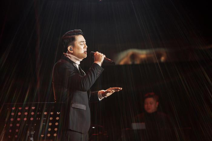 Nam ca sĩ được đánh giá là điển trai hơn nhiều, so với ngoại hình "phát tướng" trước kia. Vào dịp cận Tết nguyên đán vừa rồi, Hoài Lâm còn tậu chiếc xế hộp trị giá 2 tỷ đồng để việc cho tiện đi lại. Là cái tên ăn khách tại các phòng trà, chương trình ca nhạc nhưng theo một nguồn tin, Hoài Lâm chia sẻ bản thân không đặt nặng chuyện cát-xê, đi hát vì chỉ muốn thỏa mãn đam mê âm nhạc. 