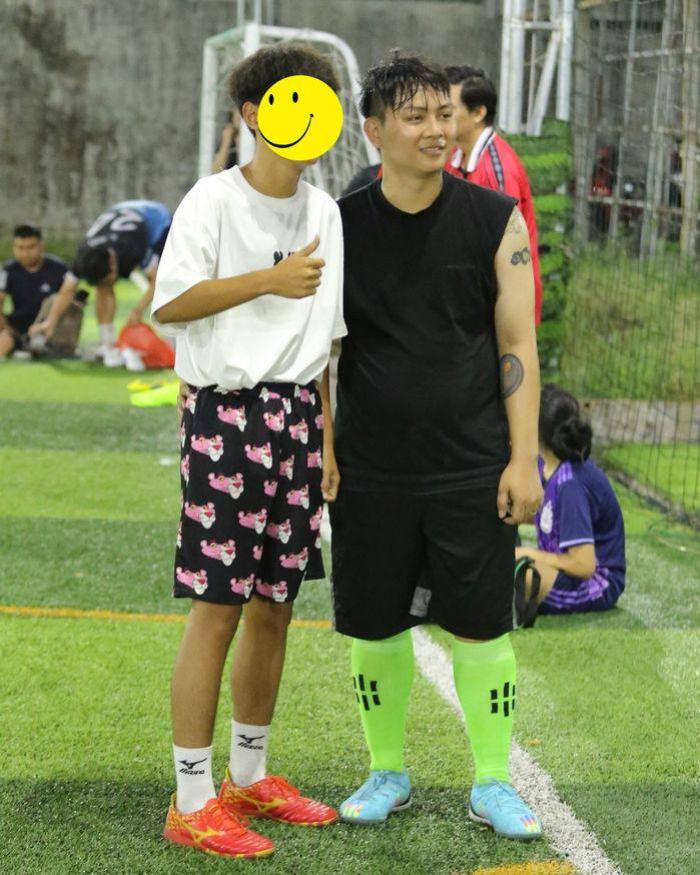 Cũng tại sân cỏ giao hữu, Hoài Lâm có dịp gặp gỡ với người hâm mộ. Nhiều người đã đến gần nam ca sĩ và xin chụp ảnh cùng. Chẳng những đồng ý mà anh còn vui vẻ tạo dáng với fan, tươi cười rạng rỡ thấy rõ. Chỉ một hành động nhỏ này cũng đủ khiến Hoài Lâm ghi điểm trong mắt mọi người.