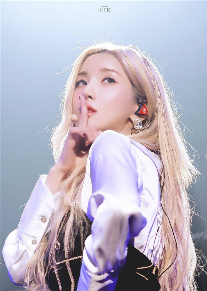 uy nhiên, tháng 4/2021, hợp đồng của IZ*ONE kết thúc, nhóm chính thức tan rã. Các thành viên trở lại với công ty quản lý của mình. Kwon Eun Bi tiếp tục hoạt động với tư cách nghệ sĩ solo và phát hành đĩa đơn đầu tay Open vào tháng 8/2021. Cô thừa nhận bản thân thấy lo lắng, căng thẳng nhưng đầy phấn khích khi chuẩn bị dự án solo.