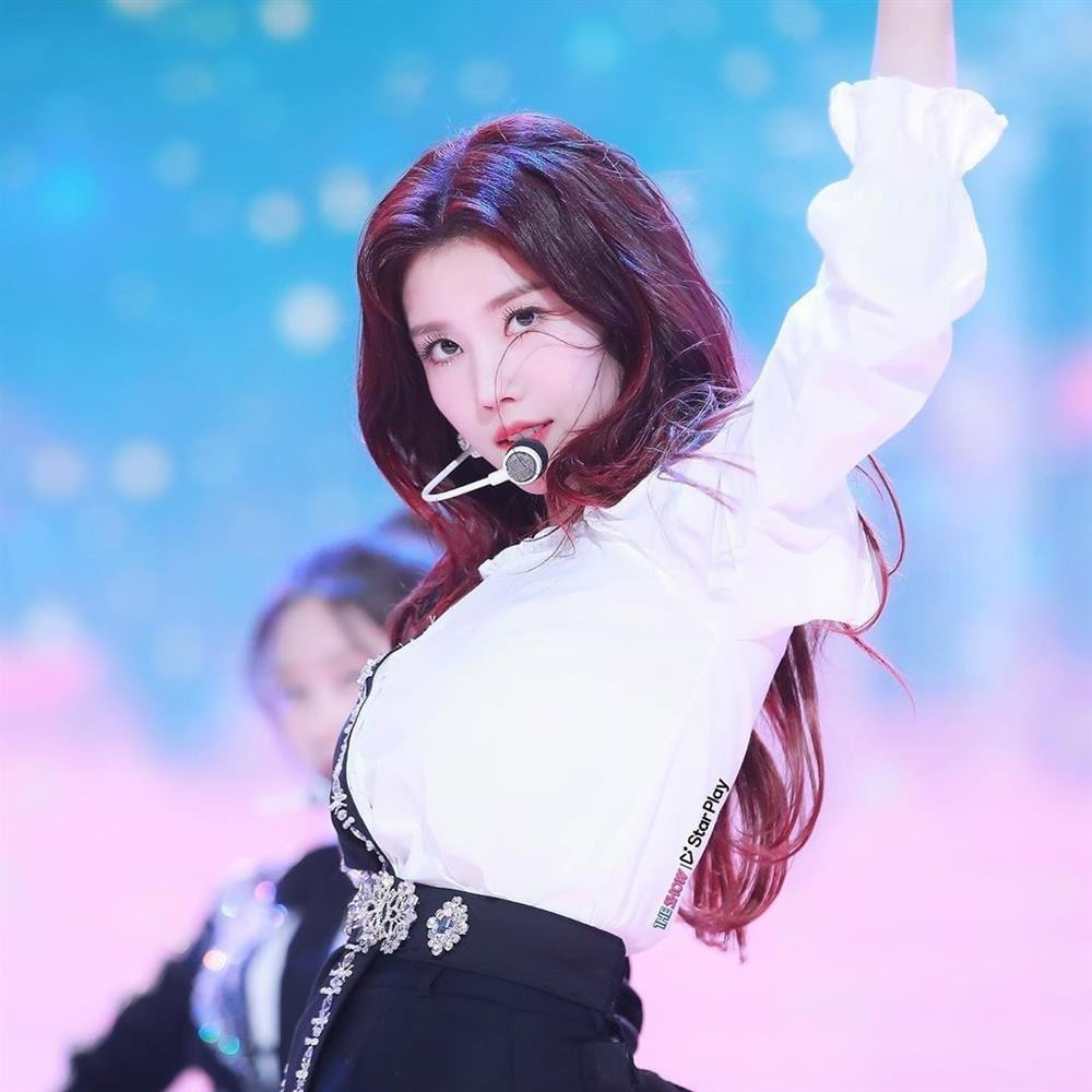 rong khoảng thời gian 2 năm, Eun Bi cùng IZ*ONE hoạt động mạnh mẽ, có nhiều ca khúc nổi tiếng như La Vie en Rose, Violeta, Fiesta, Secret Story of the Swan… Nhóm trở thành một trong những nhóm nhạc nữ hàng đầu tại Hàn Quốc trong thời gian hoạt động.