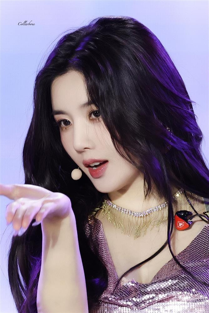 han sắc của Kwon Eun Bi nhận được nhiều đánh giá tích cực từ người hâm mộ. Nữ thần tượng từng góp mặt trong bảng xếp hạng 100 gương mặt đẹp nhất thế giới của TC Candler.