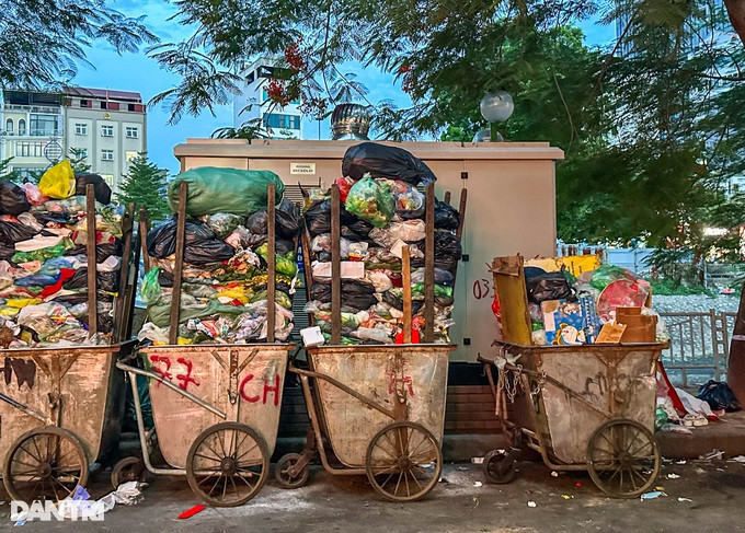 Trạm biến áp trên đường Nguyễn Khang (quận Cầu Giấy) thành địa điểm tập kết các xe rác. Ghi nhận của phóng viên, vào cuối giờ chiều hàng ngày có hàng chục xe rác tập kết tại trạm biến áp này.