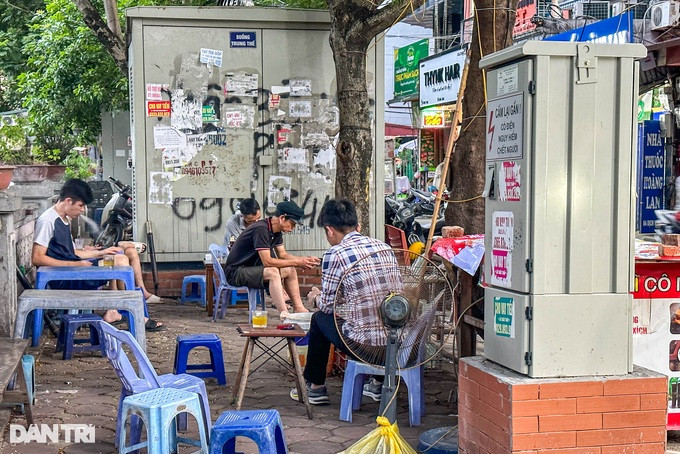 Tại phố Dịch Vọng (quận Cầu Giấy), không khó để bắt gặp hình ảnh quán trà đá bủa vây trạm biến áp. Mặc dù có những biển báo nguy hiểm nhưng nhiều người dân vẫn vô tư ngồi uống nước, chơi game cạnh trạm biến áp.