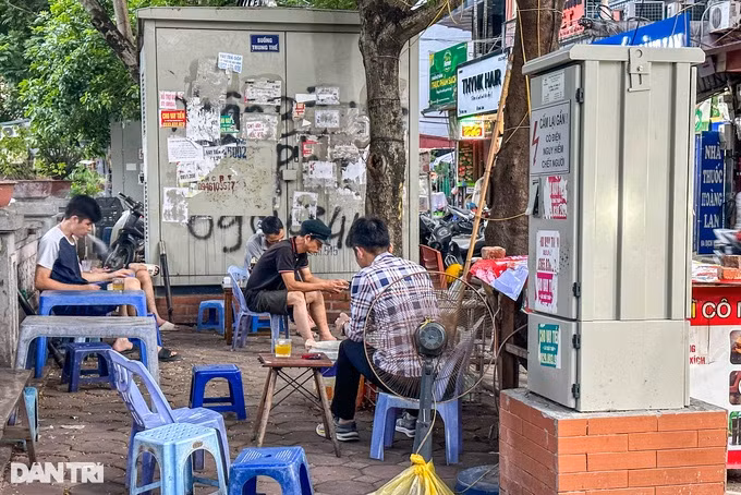 Tại phố Dịch Vọng (quận Cầu Giấy), không khó để bắt gặp hình ảnh quán trà đá bủa vây trạm biến áp. Mặc dù có những biển báo nguy hiểm nhưng nhiều người dân vẫn vô tư ngồi uống nước, chơi game cạnh trạm biến áp.