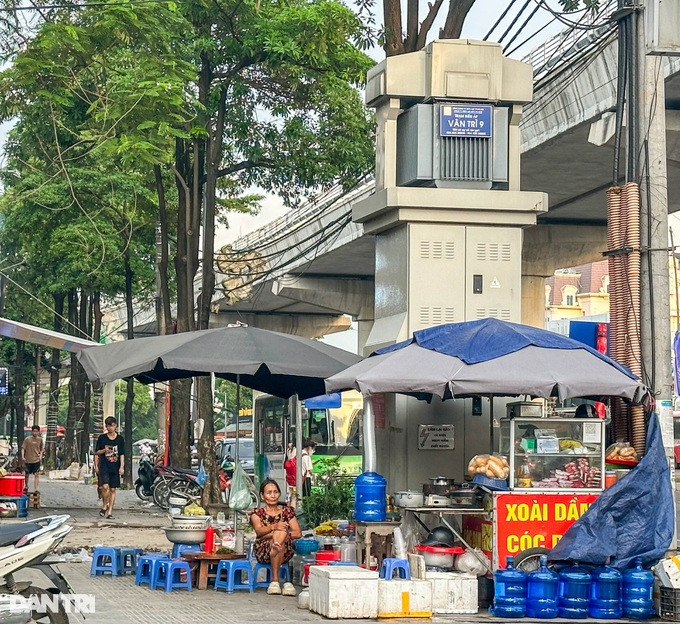 Quanh trạm biến áp Vân Trì 9 trên đường Hồ Tùng Mậu (quận Bắc Từ Liêm, Hà Nội) trở thành nơi bán trà đá, đồ ăn nhanh. Nữ chủ quán chia sẻ, việc lựa chọn bán hàng ở đây do tiện, khách hàng dễ quan sát.