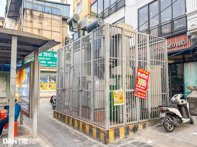 Trạm biến áp trên đường Hồ Tùng Mậu (quận Bắc Từ Liêm) được quây kín rào sắt để đảm bảo an toàn. Theo Nghị định 106/2005/NĐ-CP của Chính phủ ban hành ngày 17/8/2005, khoảng cách nhà ở của người dân phải cách trạm biến áp từ 3m đối với trạm có điện áp 35kV; 4m đối với trạm có điện áp 66-110kV; 6m đối với trạm có điện áp 220kV...