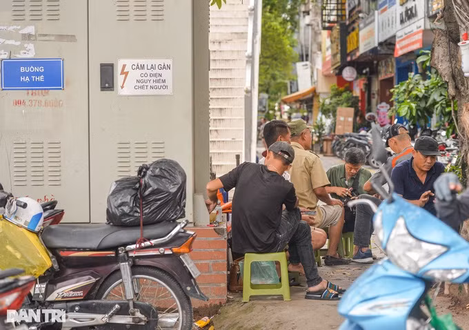 Trên mỗi bốt điện, trạm biến áp đều có cảnh báo: "Cấm lại gần có điện nguy hiểm chết người" hoặc "khu vực có điện, cấm bán hàng, cấm để xe, họp chợ, cấm đổ rác, cấm để vật liệu xây dựng, cấm đi vệ sinh, cấm tập trung đông người…" do các cơ quan chức năng đưa ra nhằm bảo vệ người dân khỏi những nguy hiểm, sự có do điện nhưng nhiều người cố tình phớt lờ.