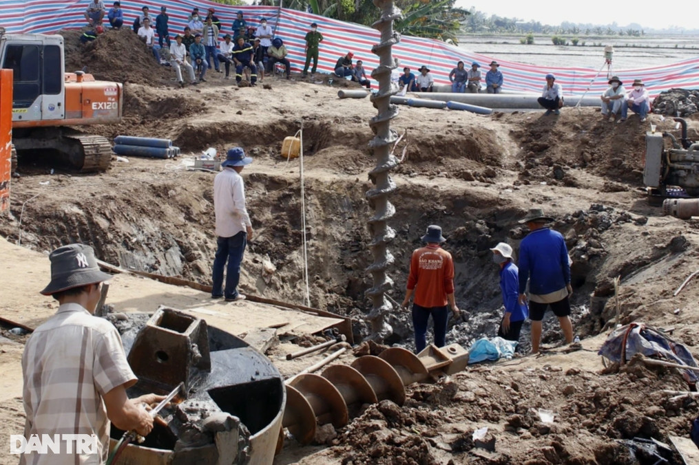 Những nhân chứng đầu tiên tham gia cứu hộ bé trai ở Đồng Tháp nói gì? ảnh 2