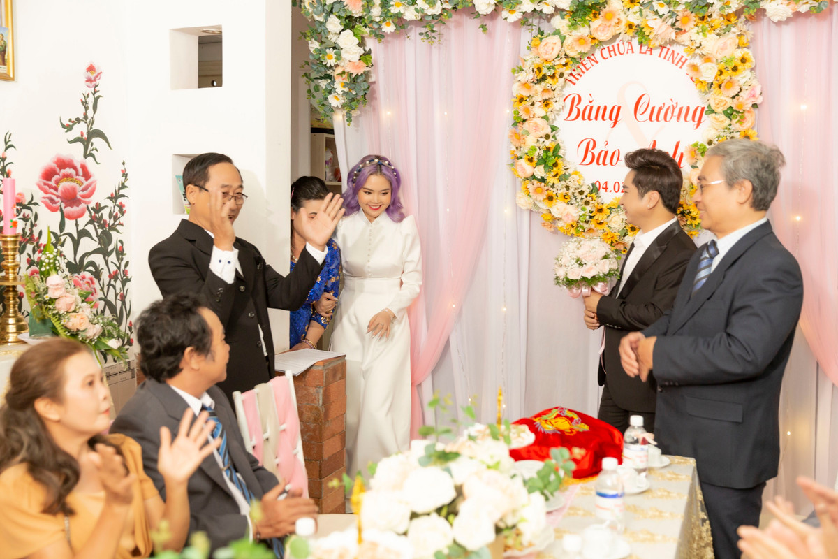 Trong ngày trọng đại, Bằng Cường xúc động chia sẻ: “Sau bao lần bay ra Bắc về nhà anh hay đến nhà em ở Bảo Lộc, trải qua nhiều chuyện, giờ chúng ta mới có cái kết viên mãn như hôm nay. Anh mong em hãy cùng anh trân trọng những khoảnh khắc tốt đẹp này bởi em là điều quý giá nhất. Em là điều anh ước muốn, được yêu, được sống bên em”.