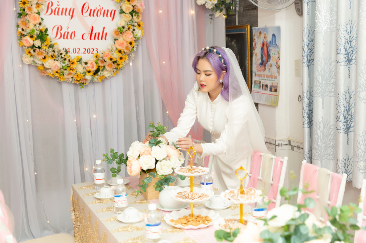 Lễ cưới của hai ca sĩ được thực hiện theo nghi thức Công giáo. Họ chọn trang phục áo dài và vest. Trước sự chứng kiến của người thân, cô dâu chú rể trao nhau nhẫn cưới. Họ thề nguyện trăm năm, ốm đau, giàu nghèo đều giữ trọn nghĩa vợ chồng.