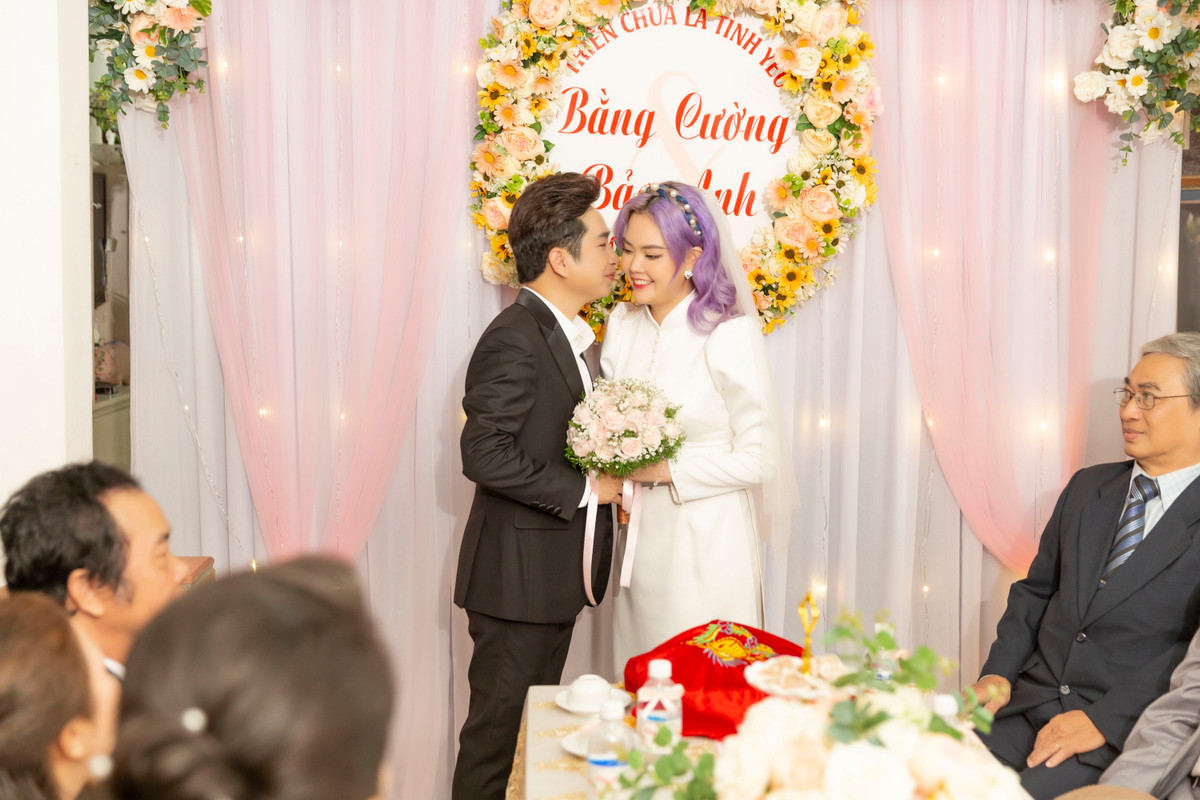 Sáng 4/2, Bằng Cường và Bảo Anh tổ chức lễ gia tiên tại nhà riêng ở quận Bình Thạnh, TP.HCM. Buổi lễ có sự chứng kiến của hai bên gia đình. Sau lễ gia tiên, hai ca sĩ cùng họ hàng tới nhà thờ để tiếp tục thực hiện các nghi thức cưới. Tối cùng ngày, họ sẽ tổ chức tiệc cưới để chung vui với khách mời.