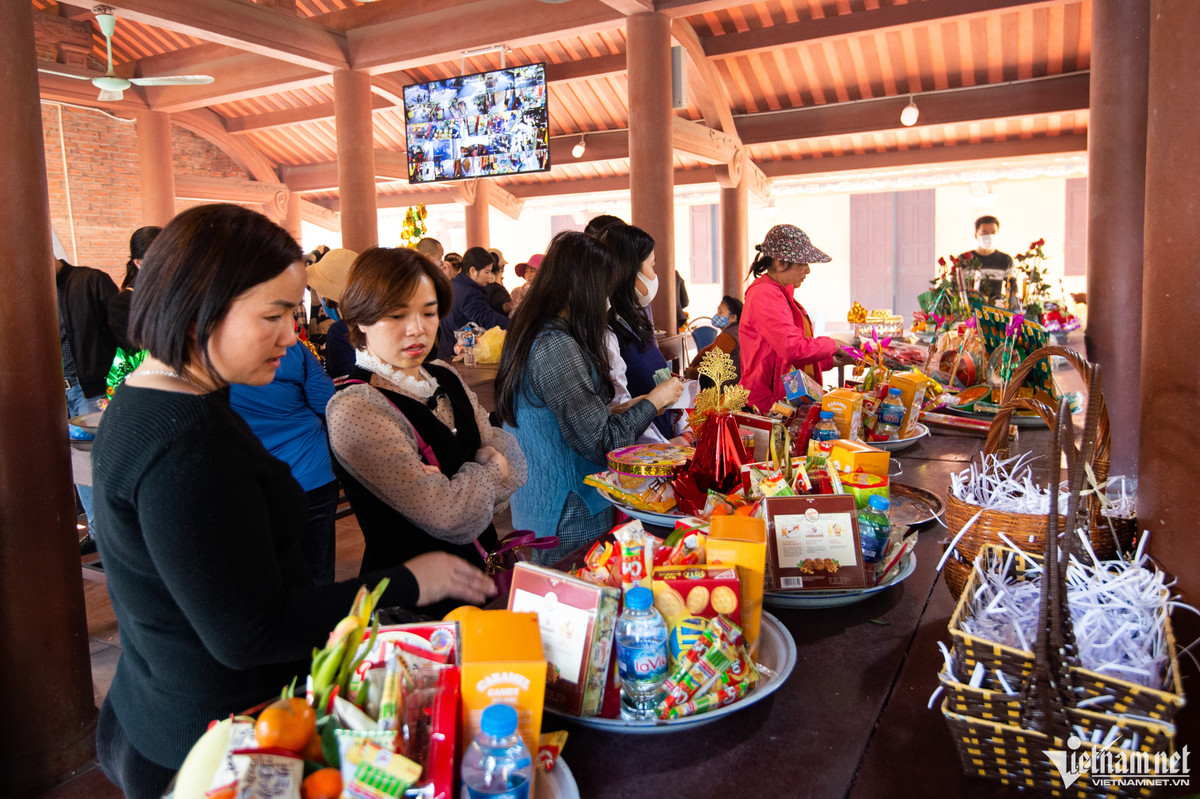 Cuối giờ chiều, du khách tập trung đông đúc tại khu vực đặt lễ. Lúc này lượng người có tăng hơn một chút nhưng không đáng kể.