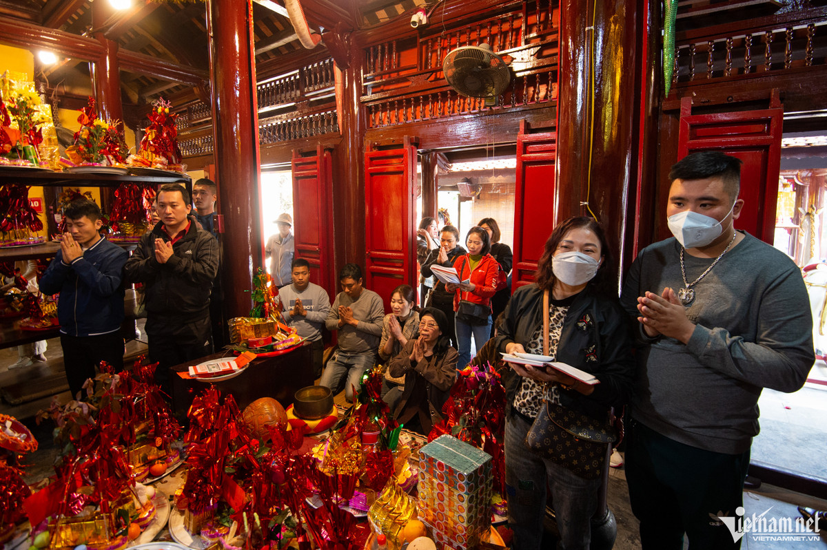 Tại khu vực Ban Công đồng Tứ phủ - Hội đồng các quan trong đền thờ, người dân xếp hàng đặt lễ, khấn vái.