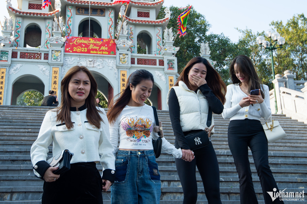 Một nhóm bạn trẻ từ Hà Nội về đền thờ Bà Chúa Kho để làm lễ tạ ơn. "Vài năm trở lại đây chúng tôi thường có thói quen đi lễ cùng nhau. Rằm tháng Chạp năm nay, tôi đến để cảm ơn mọi điều đã đến với bản thân trong năm cũ, chào đón những điều tốt đẹp sẽ đến trong năm mới", Hằng (đại diện nhóm) chia sẻ.