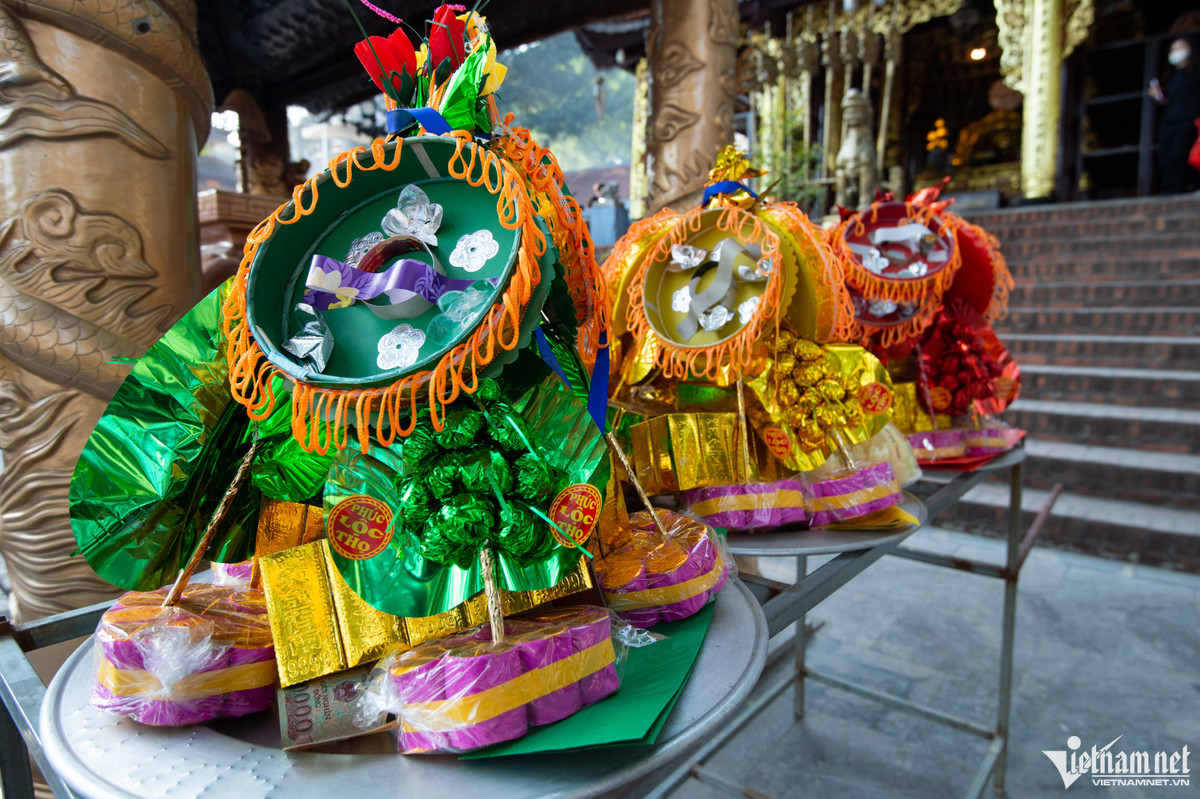 Những mâm lễ như thế này được bán ở ngoài cổng với giá từ 200.000 đến 500.000 đồng.