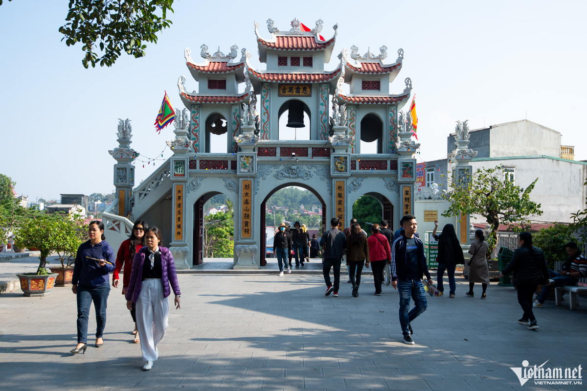 Những người đến tạ lễ tại đền Bà Chúa Kho hầu hết là tiểu thương. Họ quan niệm "đầu năm đi vay, cuối năm đi trả", xin vía của bà để ăn nên làm ra, kinh doanh phát đạt.