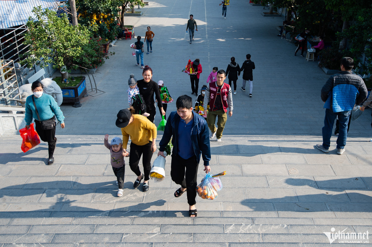 Trong ngày Rằm tháng Chạp, thời điểm đông khách nhất từ 9-11h, sau đó quang cảnh khá thông thoáng.