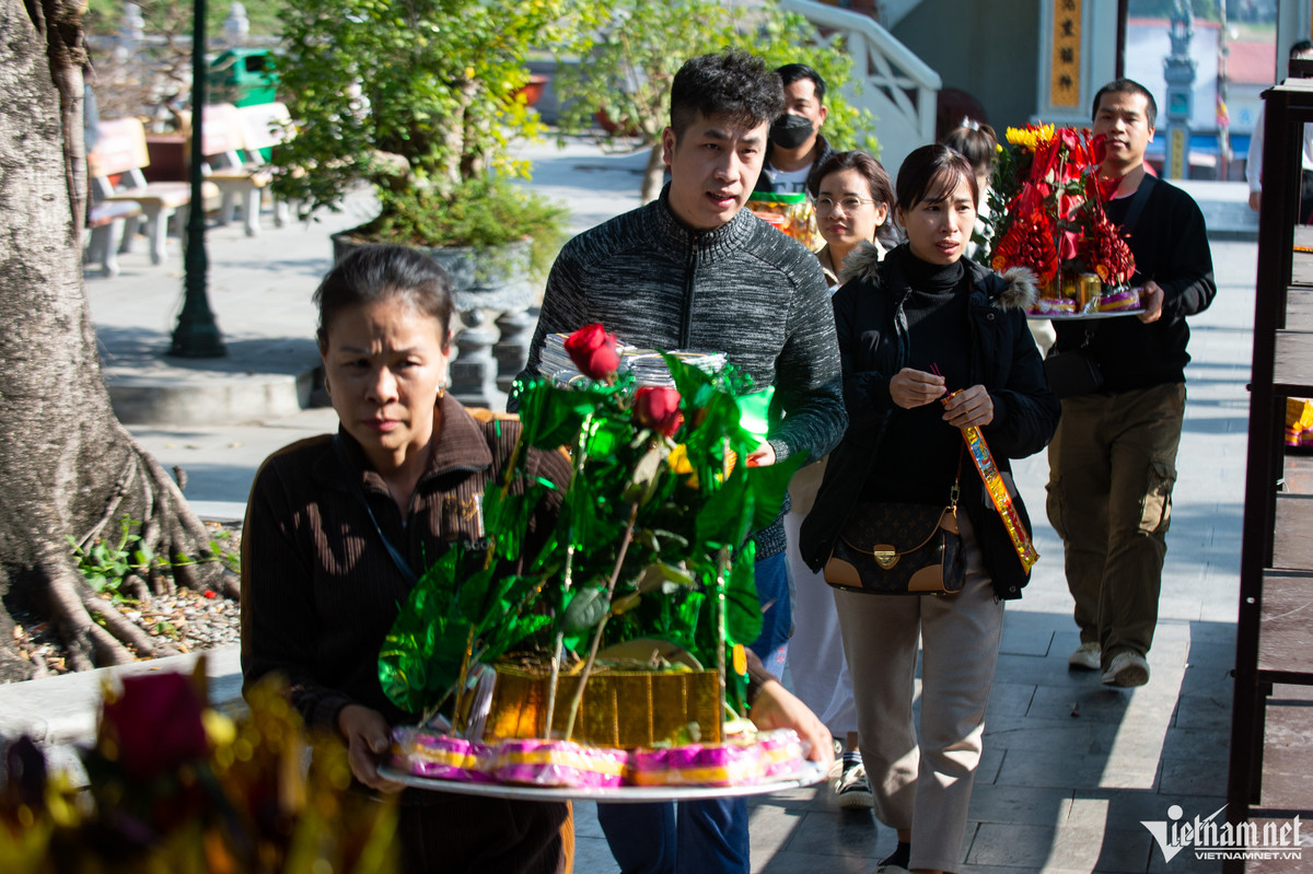 Khách đến, thường mua mâm lễ tại các cửa hàng phía ngoài lối lên đền. Cũng có nhiều người chuẩn bị đồ cúng từ nhà.