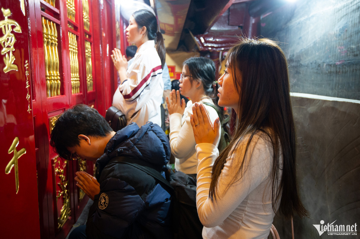 Khu vực Ban Cung Chúa - thờ Bà Chúa Kho mỗi lượt chỉ đón một nhóm từ 3-4 khách vào làm lễ khoảng 10 phút, trong thời gian đó cửa được đóng kín khiến nhiều người phải khấn vái phía bên ngoài. Chị Nguyễn Thị Thanh Linh (tiểu thương) chia sẻ: "Tôi đến đây để tạ ơn bà đã phù hộ cho việc kinh doanh trong một năm qua. Dù còn nhiều điều chưa suôn sẻ, tôi hy vọng năm mới sẽ phát triển hơn".