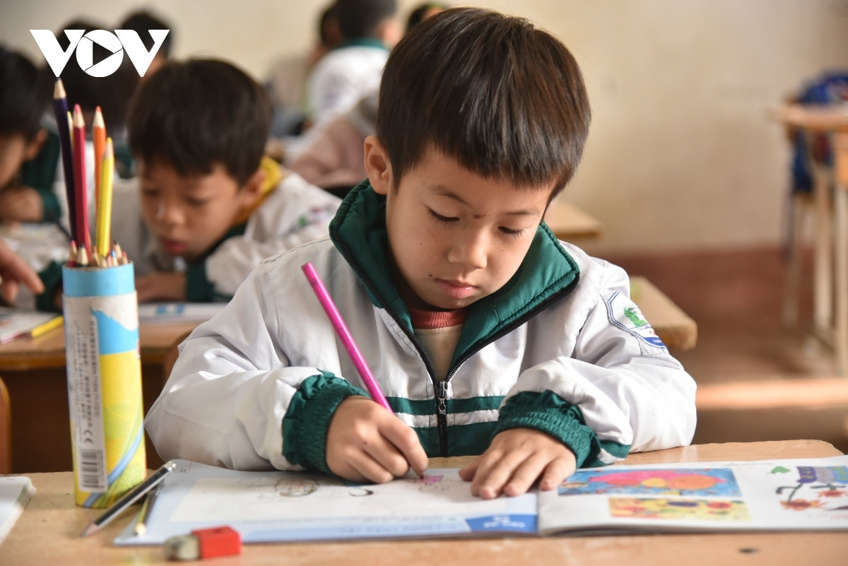 Bo truong Bo GD-DT: Se co chuyen bien ve thu nhap cua giao vien