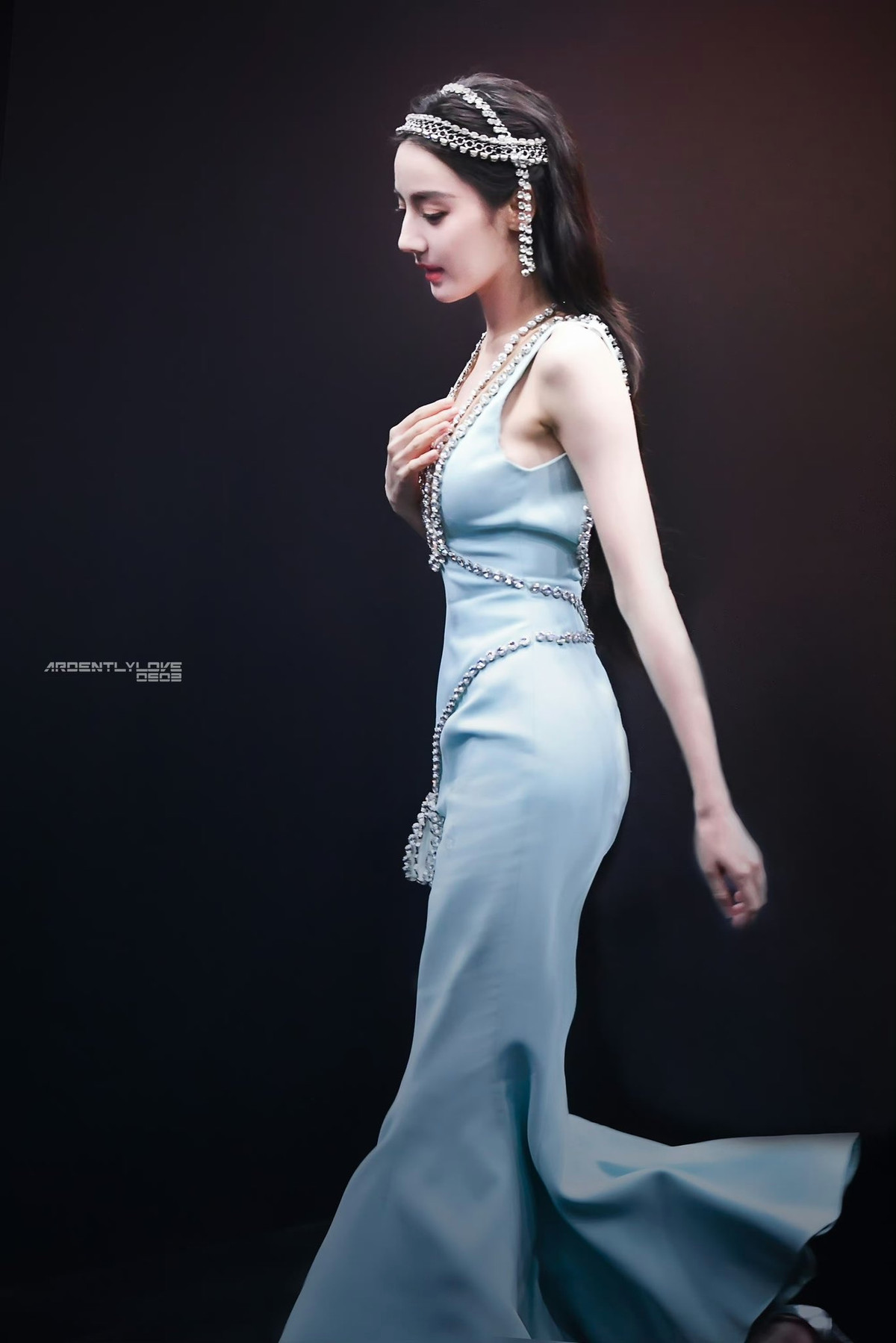 Ngoài ra, phần vải xuyên thấu của váy được cho là không vừa vặn với vóc dáng nữ diễn viên. Phụ kiện đội đầu bị nhận xét là xỉn màu. Mặt khác, trên váy có nhiều phần bị nhăn. Cô diện mẫu đầm từ thương hiệu Georges Hobeika. Ảnh: Sina.