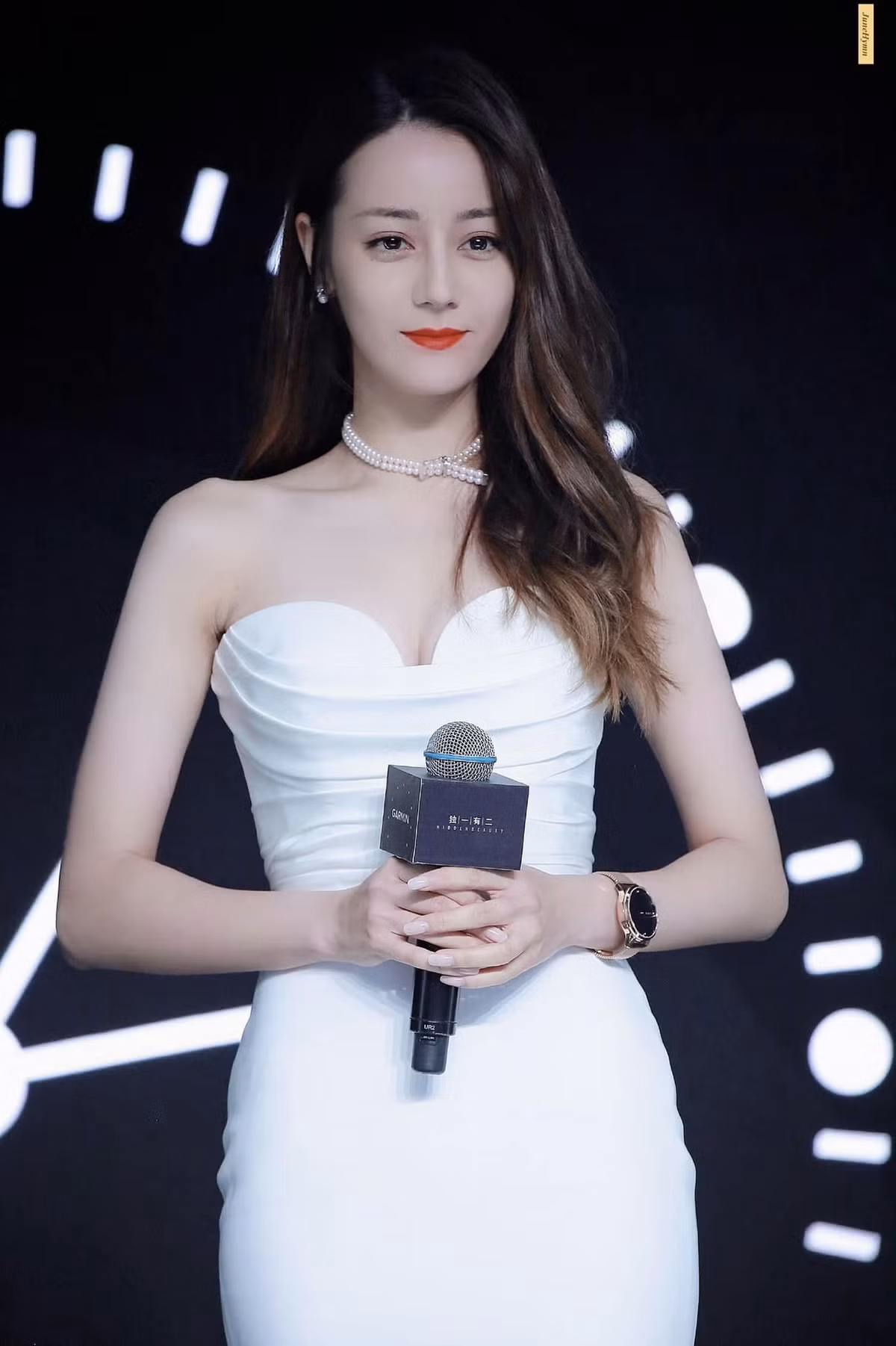 Địch Lệ Nhiệt Ba (1992) được biết đến khi góp mặt trong các bộ phim như Ngự giao ký, Em là niềm kiêu hãnh của anh, Hạnh phúc trong tầm tay... Trong những năm gần đây, cô gây chú ý khi ở ẩn 6 tháng vì mệt mỏi thể chất và tinh thần. Đầu tháng 3, mỹ nhân Tân Cương trở lại ngành giải trí. Ảnh: Wonderland, Weibo.