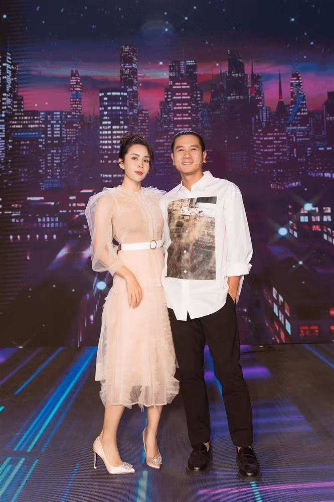 Ca sĩ Lưu Hương Giang bên Hồ Hoài Anh.