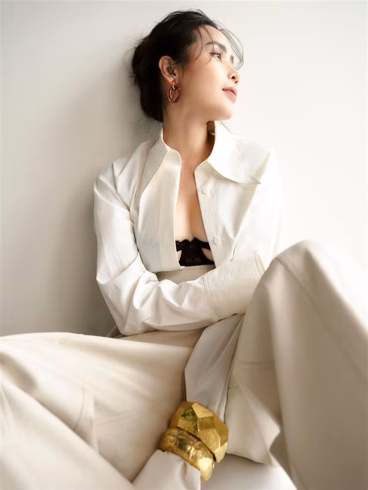 Mới đây, Lưu Hương Giang có bài đăng thu hút sự quan tâm trên mạng xã hội. Tung bộ ảnh cá tính, gợi cảm, nữ ca sĩ cũng chia sẻ chiêm nghiệm cuộc sống. "Những điều tốt đẹp trên thế giới này đều phải đợi chờ. Chờ nụ hoa hé nở, chờ trời quang mây tạnh, đợi một người xứng đáng chờ đợi", cô đính kèm loạt ảnh.