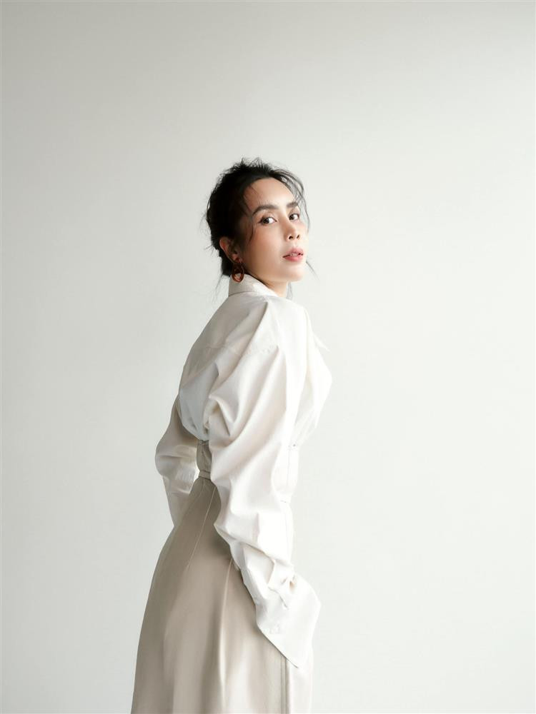 Theo tìm hiểu, đây là câu nói nổi tiếng được Lưu Hương Giang sưu tầm. Nữ ca sĩ nhận được sự chú ý khi đăng tải dòng chiêm nghiệm cuộc sống này. Lưu Hương Giang cá tính, gợi cảm trong bộ ảnh mới chia sẻ.