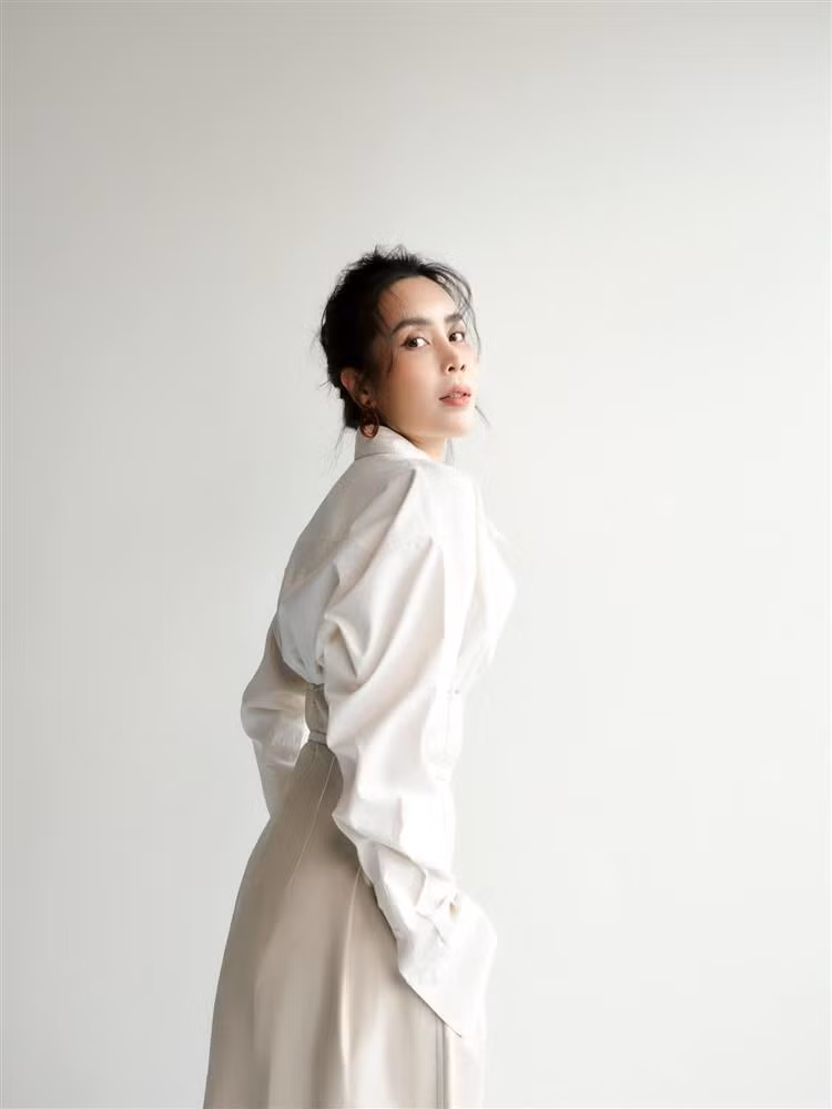 Theo tìm hiểu, đây là câu nói nổi tiếng được Lưu Hương Giang sưu tầm. Nữ ca sĩ nhận được sự chú ý khi đăng tải dòng chiêm nghiệm cuộc sống này. Lưu Hương Giang cá tính, gợi cảm trong bộ ảnh mới chia sẻ.