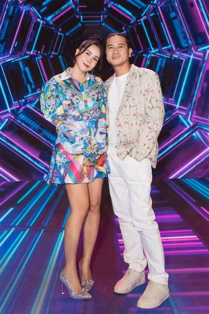 Lưu Hương Giang sinh năm 1983, tại Hà Nội. Cô là giọng ca có tiếng của làng nhạc nhẹ, tiên phong hát dòng Alternative Rock ở Việt Nam. Nữ ca sĩ được yêu thích với nhiều ca khúc như Đừng Ngoảnh Lại, Hẹn Gặp Lại Anh, Giọt Sương Và Chiếc Lá, Anh Mãi Là, Đừng Buông Tay... 