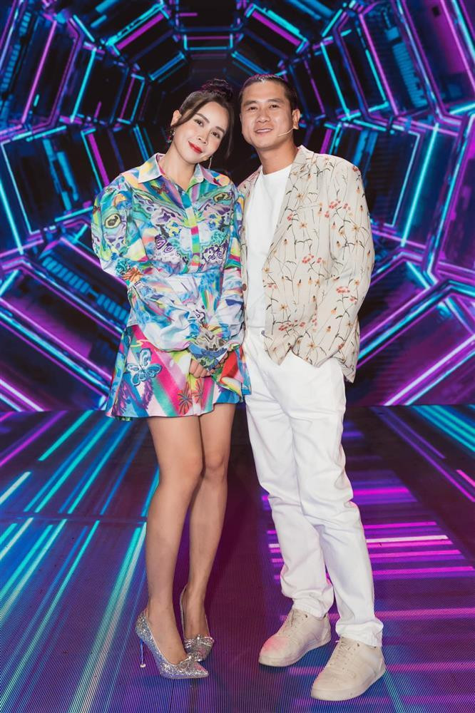 Lưu Hương Giang sinh năm 1983, tại Hà Nội. Cô là giọng ca có tiếng của làng nhạc nhẹ, tiên phong hát dòng Alternative Rock ở Việt Nam. Nữ ca sĩ được yêu thích với nhiều ca khúc như Đừng Ngoảnh Lại, Hẹn Gặp Lại Anh, Giọt Sương Và Chiếc Lá, Anh Mãi Là, Đừng Buông Tay... 